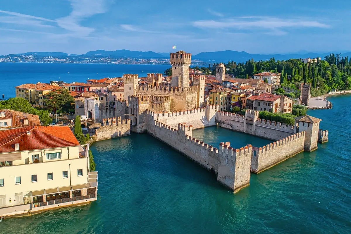 Scaligerburg von Sirmione am Gardasee mit Wassergraben und historischem Ortskern.