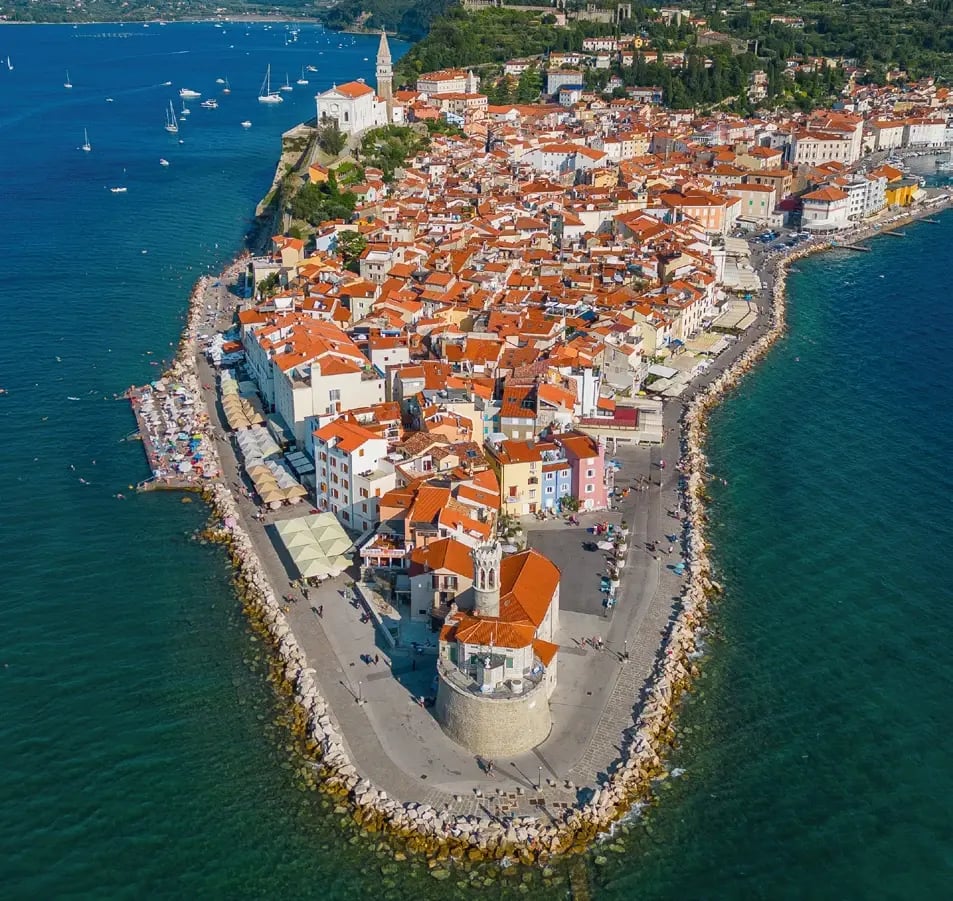 Luftaufnahme der Altstadt von Piran auf einer Landzunge an der slowenischen Adriaküste.