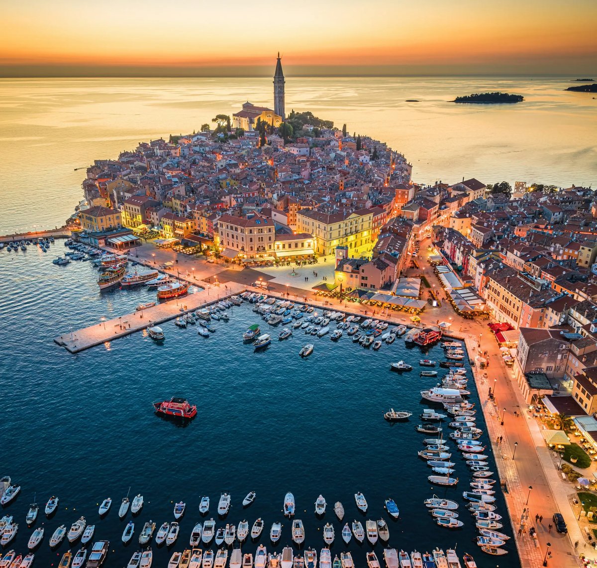 Luftaufnahme der Altstadt und des Hafens von Rovinj bei Sonnenuntergang an der Adria.