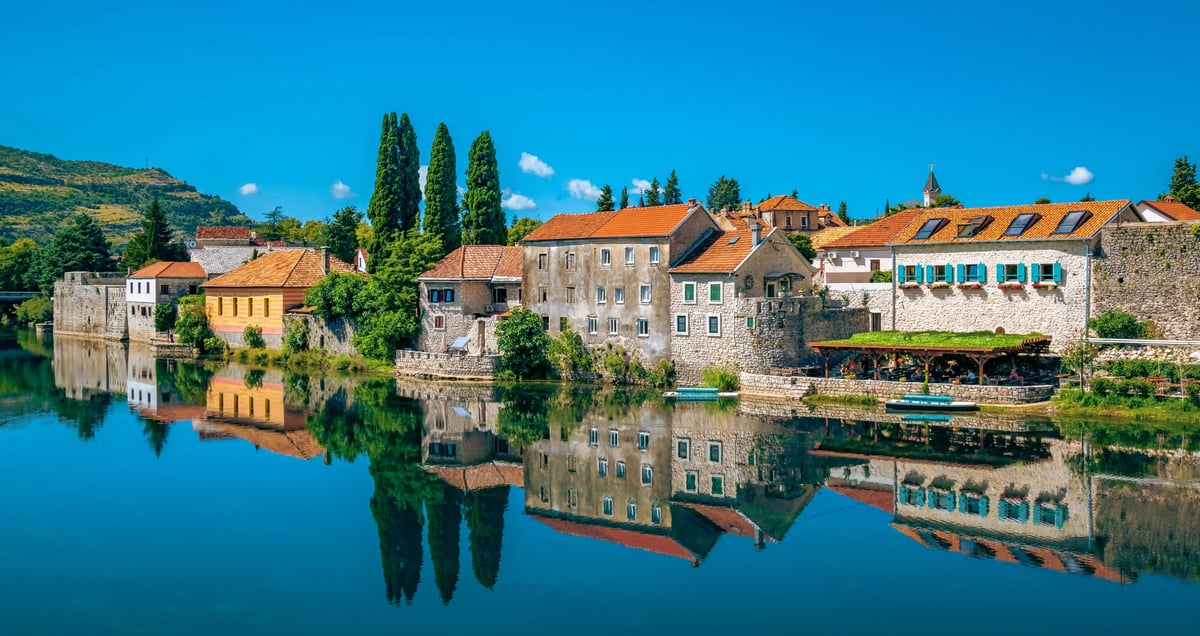 Historische Altstadt von Trebinje mit Natursteinhäusern am Ufer der Trebišnjica.