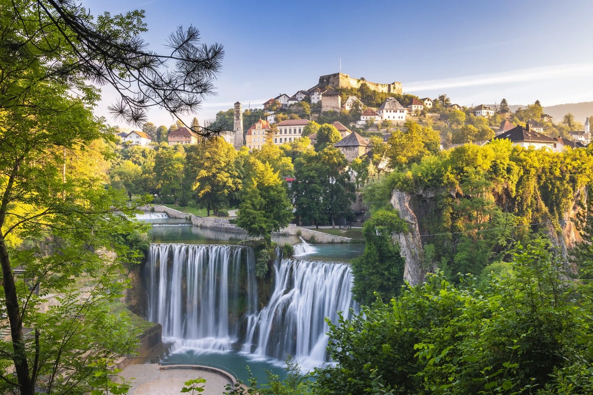 Der eindrucksvolle Pliva-Wasserfall vor der historischen Altstadt von Jajce.