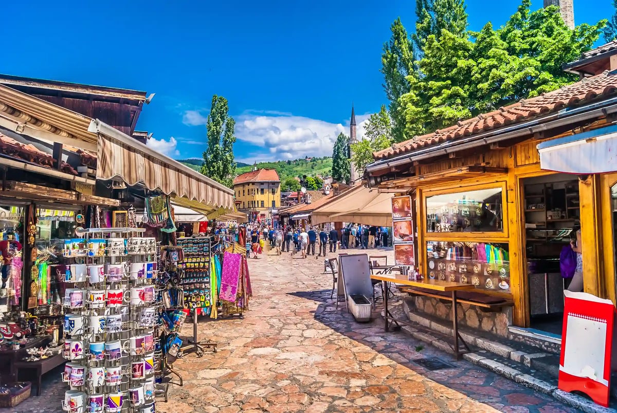 Lebhaftes Basarviertel Baščaršija mit traditionellen Geschäften im Herzen von Sarajevo.