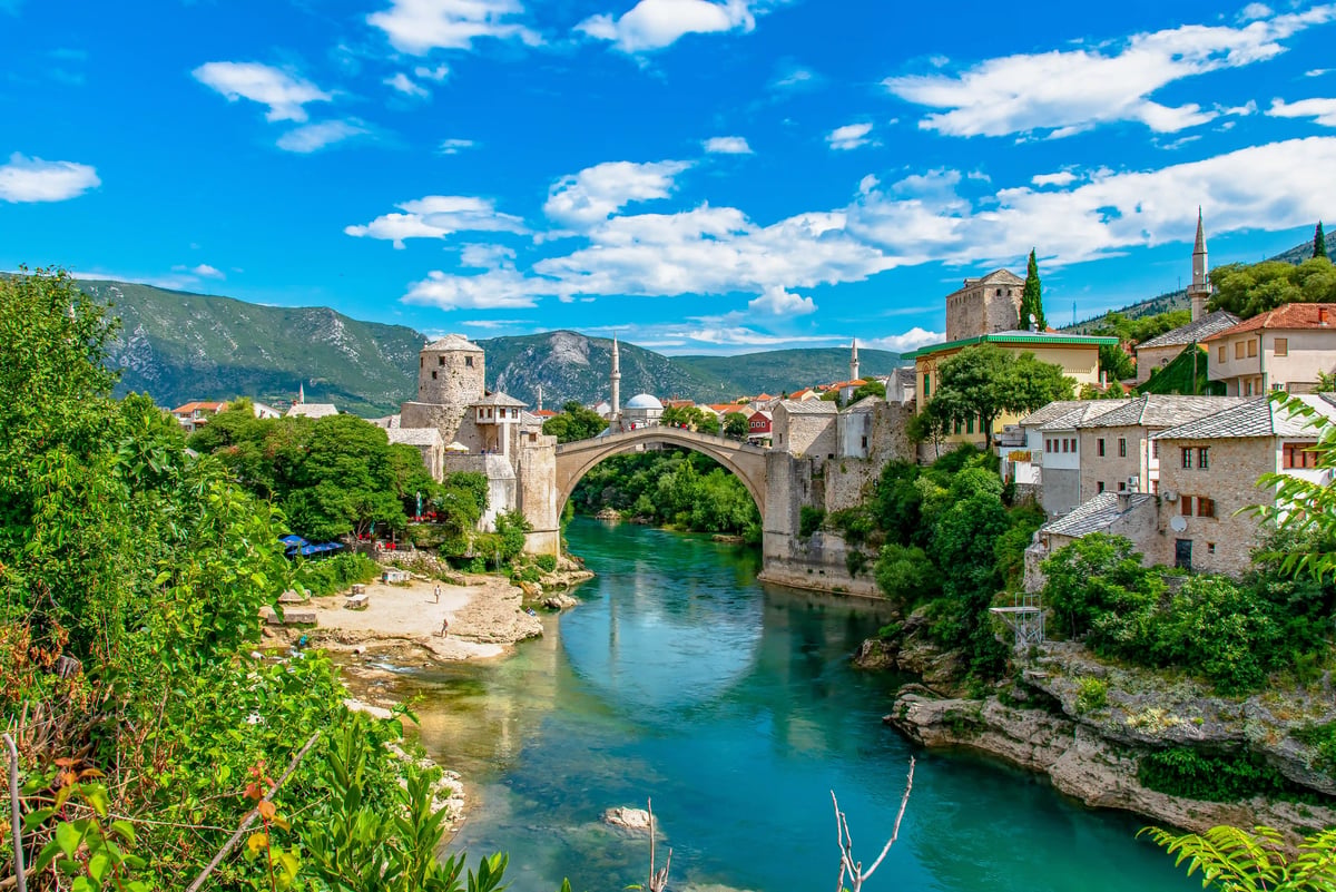 Blick auf die berühmte Alte Brücke von Mostar über der smaragdgrünen Neretva.
