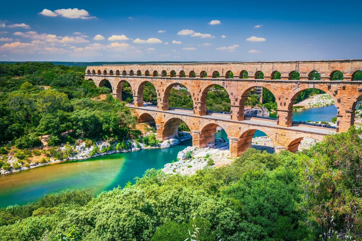 Der Pont du Gard, das beeindruckende römische Aquädukt, überspannt den Fluss Gardon.