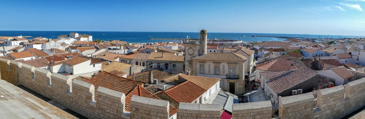 Blick von der Stadtmauer über die Altstadt von Saintes-Maries-de-la-Mer bis zum Mittelmeer.