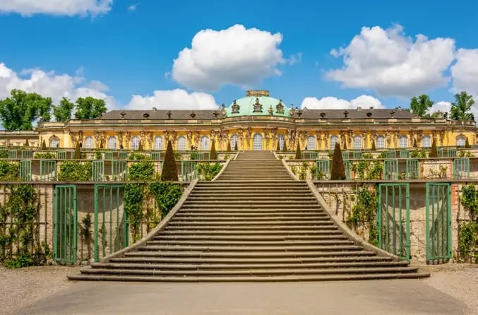 Schloss Sanssouci in Potsdam mit Freitreppe, Weinbergterrassen und barocker Schlossfassade.