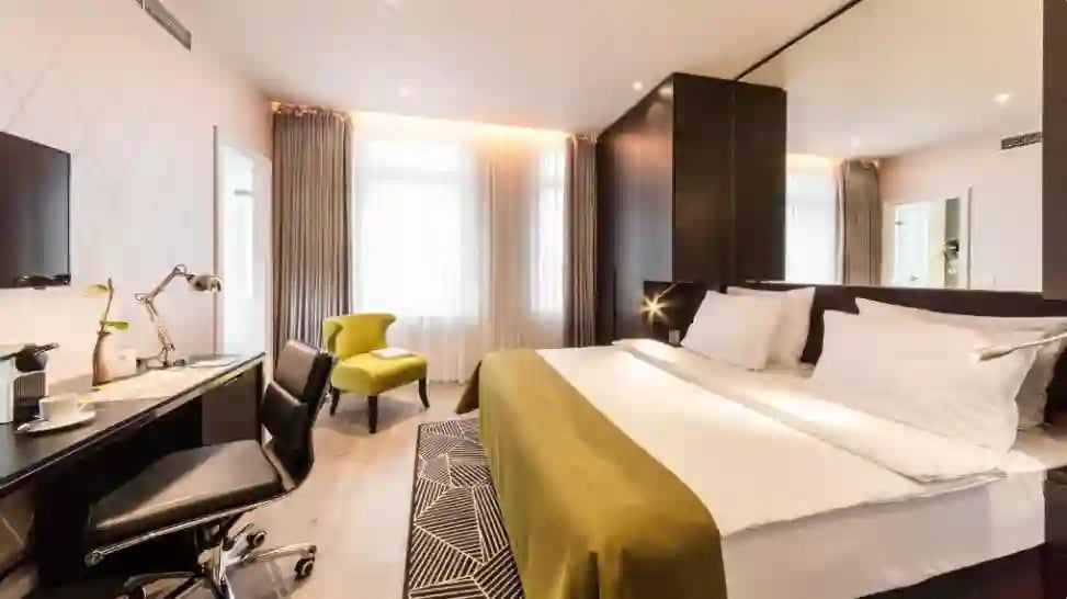 Helles Doppelzimmer vom Hotel Holiday Inn Dresden am Zwinger.