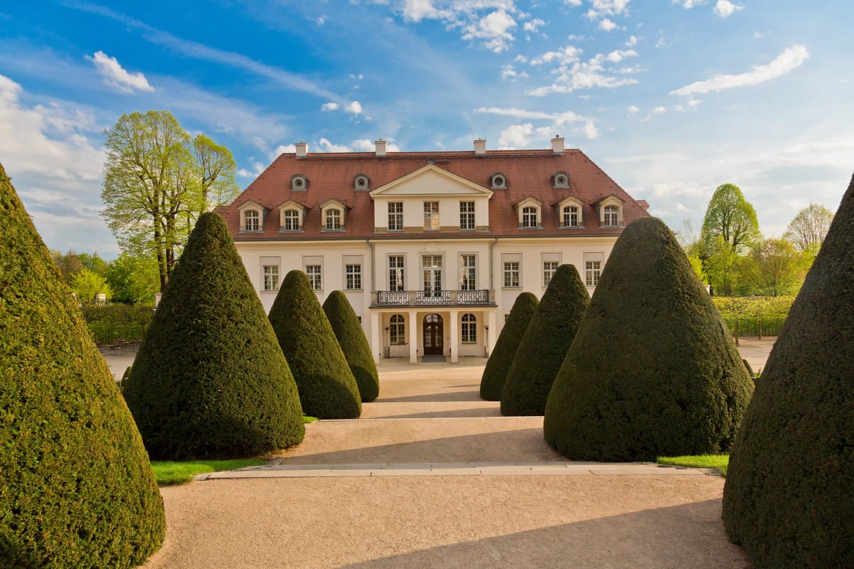 Schloss Wackerbarth mit barockem Herrenhaus und kunstvoll geschnittenen Hecken.