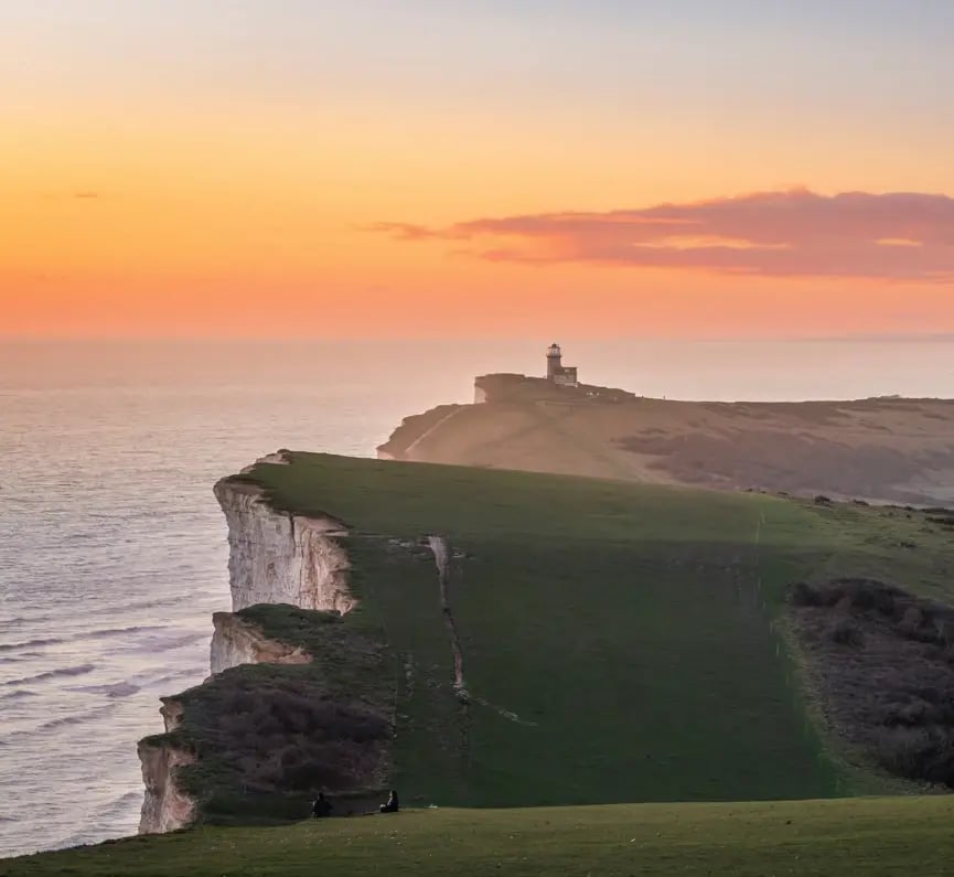Leuchtturm auf den Kreidefelsen von Beachy Head bei Sonnenuntergang.