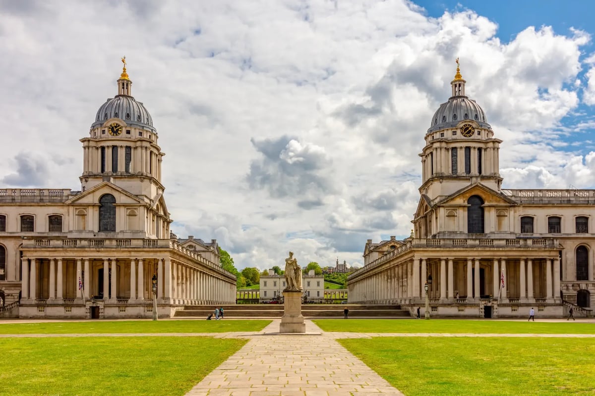 Blick auf das Old Royal Naval College in Greenwich mit den markanten Kuppeln.