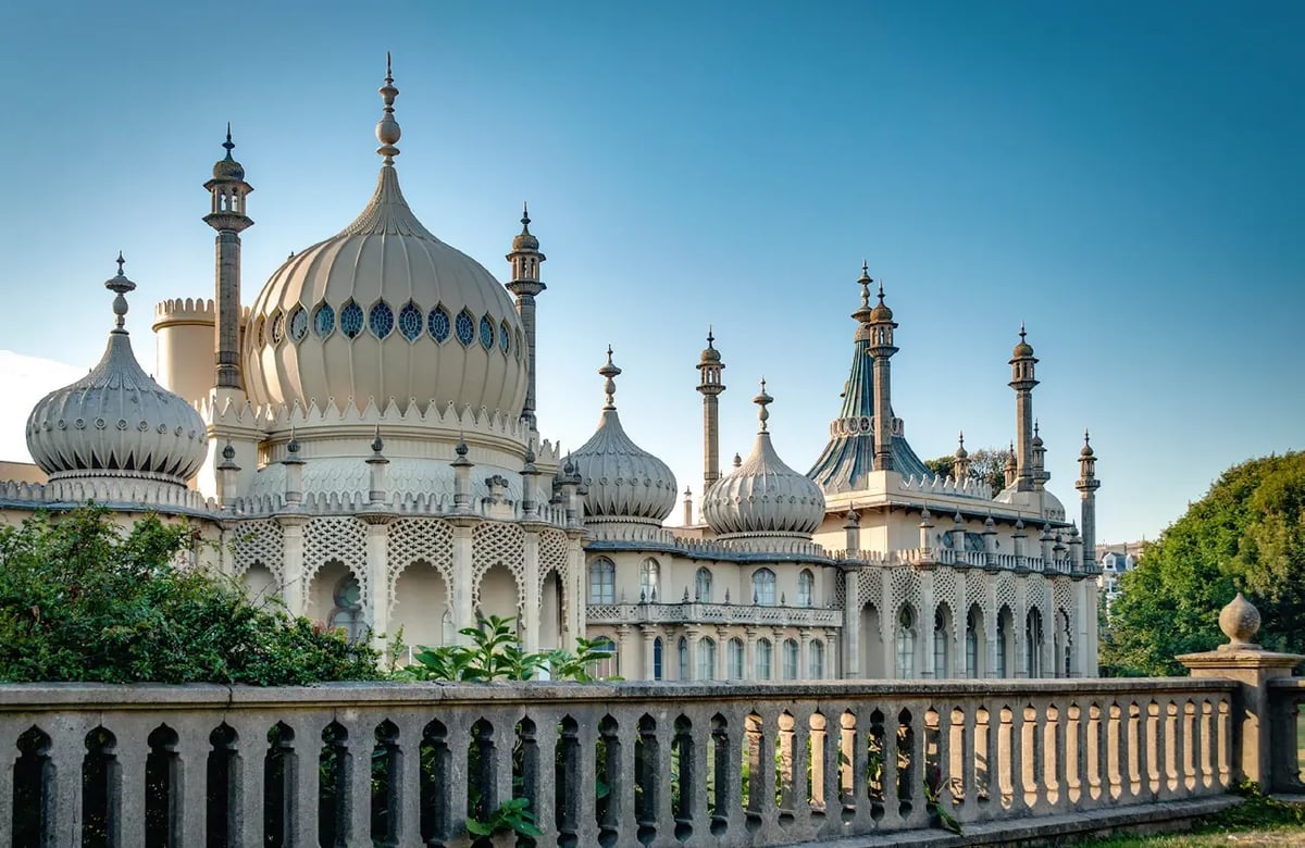 Orientalisch inspirierter Royal Pavilion mit seinen markanten Kuppeln in Brighton.