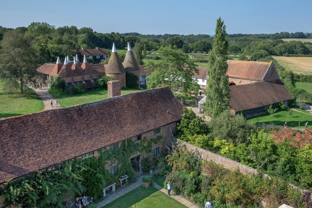 Historische Gartenanlage von Sissinghurst Castle mit Gebäuden und Türmen aus der Vogelperspektive.