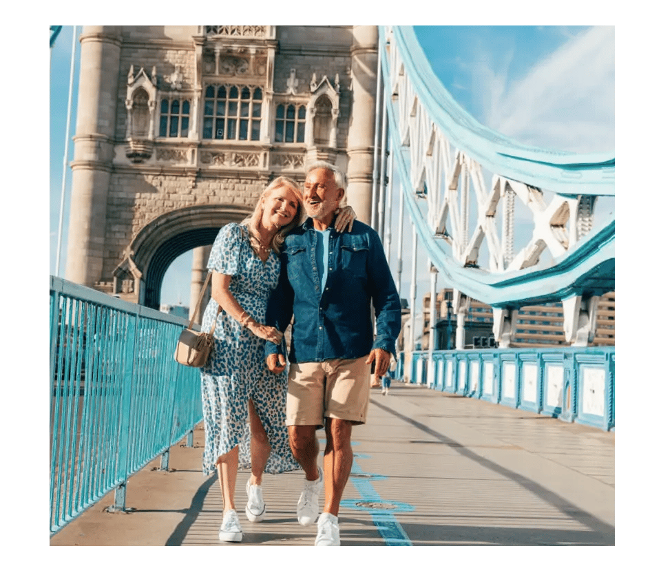 Glückliches Paar spaziert über die Tower Bridge in London bei sonnigem Wetter.