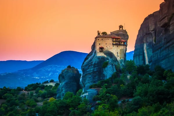 Kloster Agios Nikolaus auf steiler Felsnadel der Meteora Klöster bei warmem Abendlicht