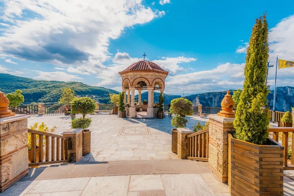 Kloster Varlaam auf einem hohen Felsen der Meteora Klöster mit Terrasse und Ausblick auf das Tal