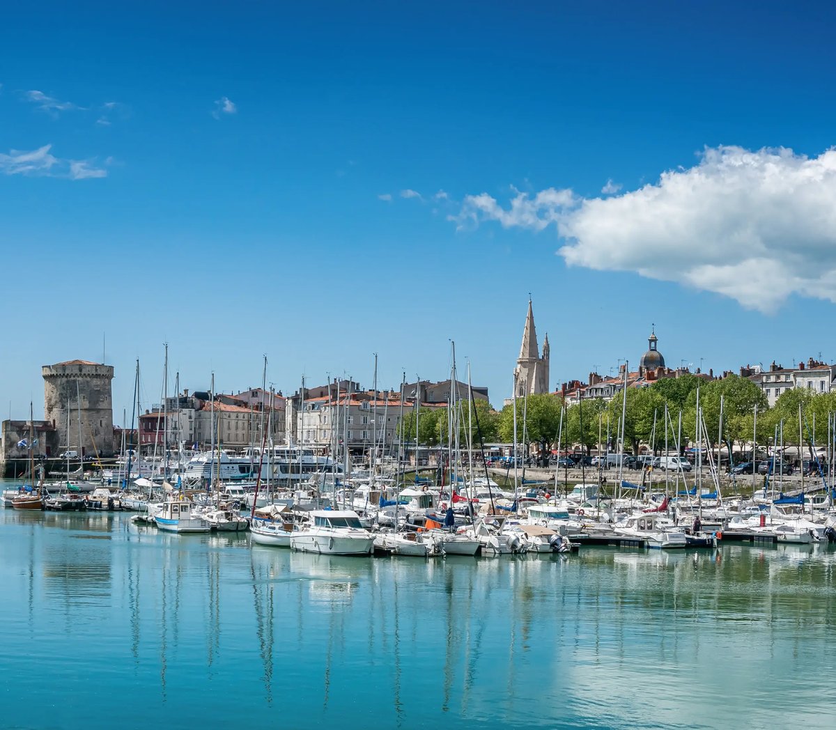 Yachthafen von La Rochelle mit historischen Türmen und zahlreichen Segelbooten.
