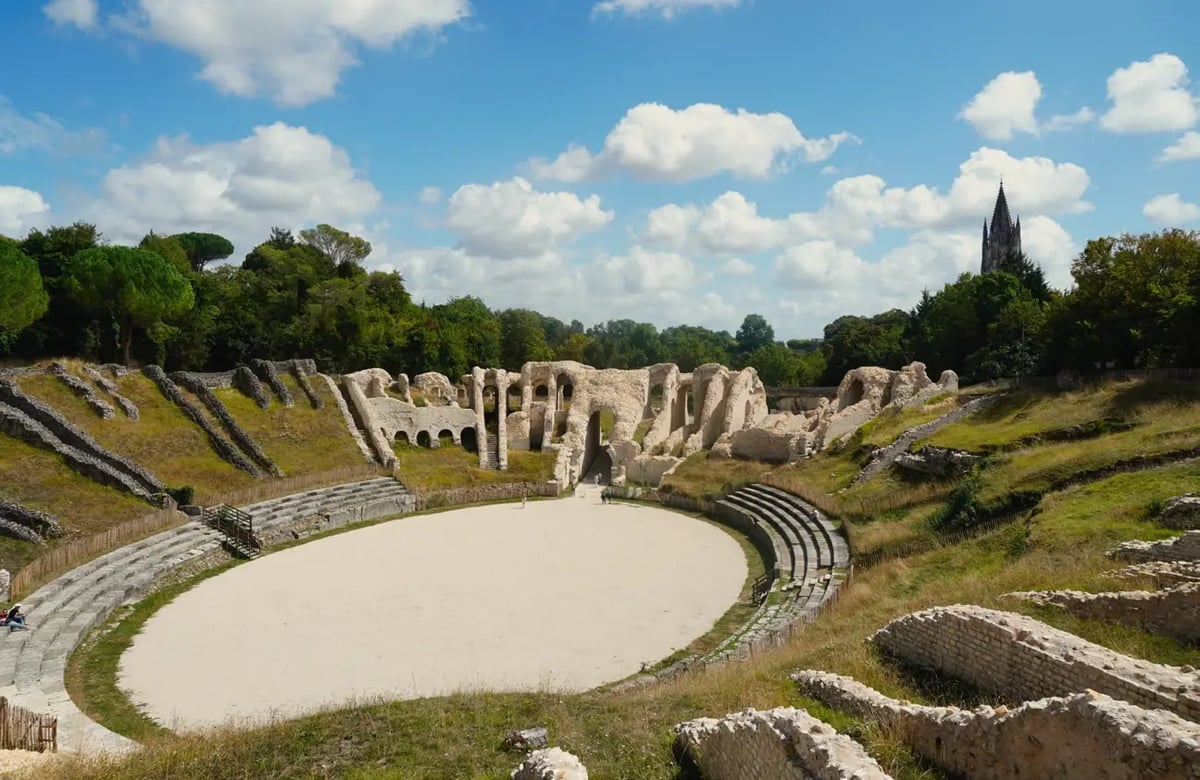 Römisches Amphitheater von Saintes mit historischen Ruinen und Zuschauerreihen.