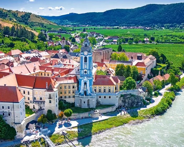 Luftaufnahme von Dürnstein mit Stiftskirche und Donau in der Wachau.