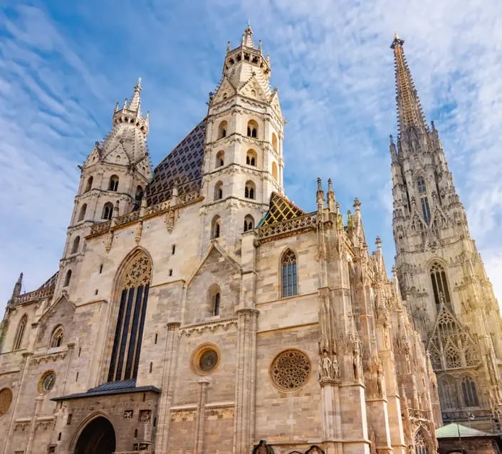 Stephansdom mit gotischem Südturm und kunstvoll verziertem Ziegeldach.