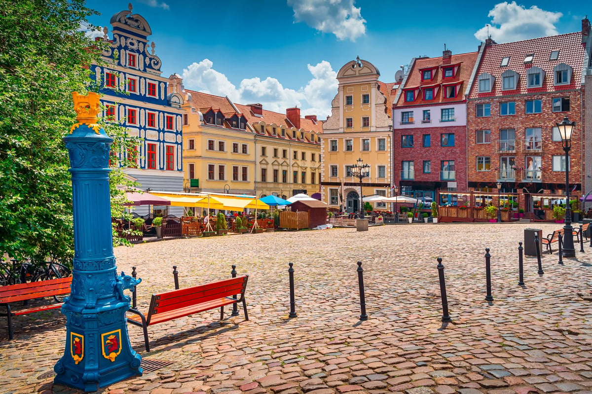 Historischer Marktplatz in Stettin mit bunten Fassaden, Cafe Terrassen und gepflastertem Platz