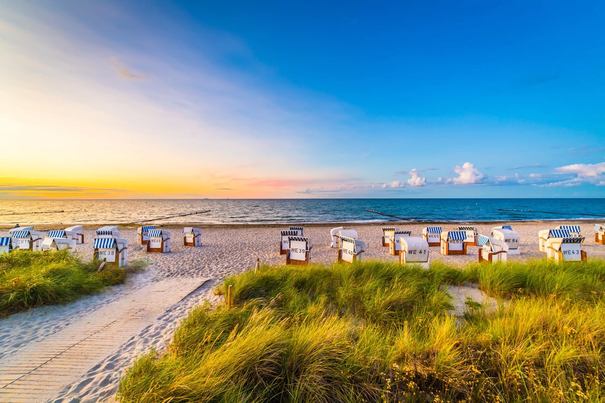 Sandstrand an der Ostsee mit Strandkörben, Dünen und weitem Blick auf das Meer