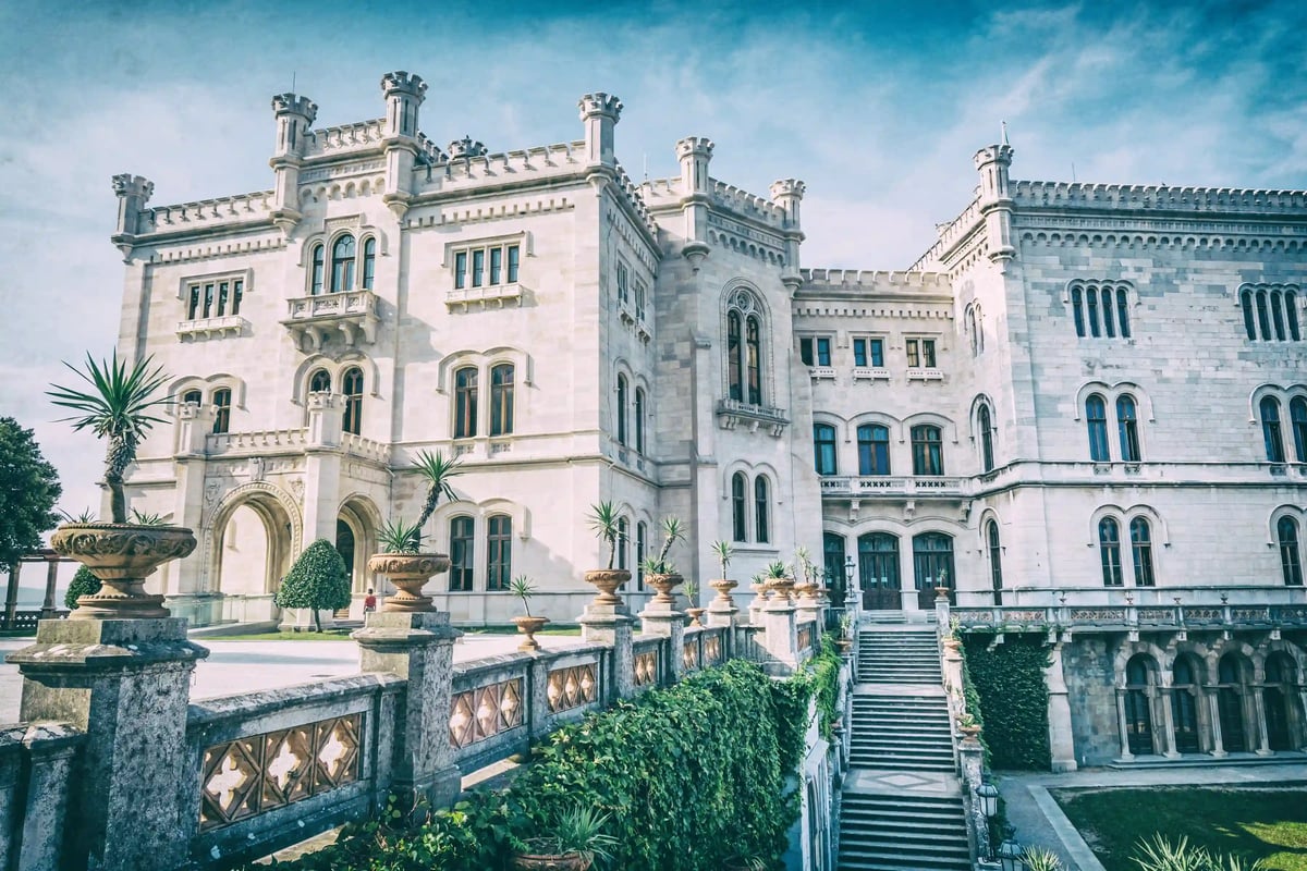 Schloss Miramare bei Triest mit heller Fassade, Terrassen und historischer Gartenanlage