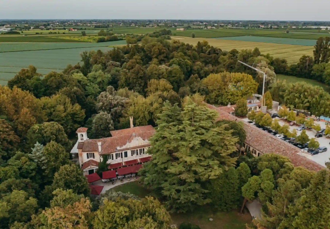 Villa Luppis inmitten einer weitläufigen Parkanlage mit altem Baumbestand