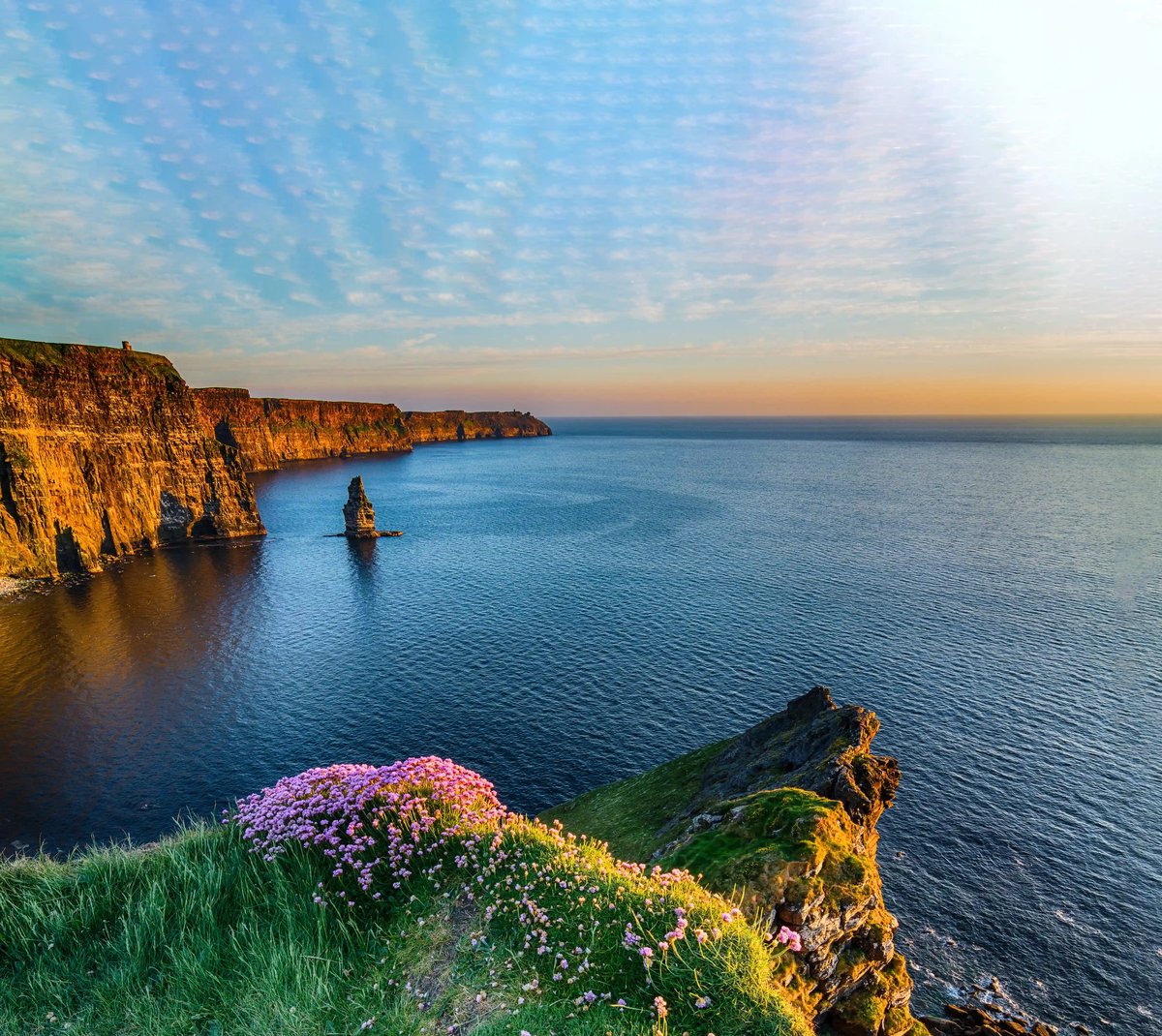 Steilküste der Cliffs of Moher mit Meerblick bei ruhigem Wetter