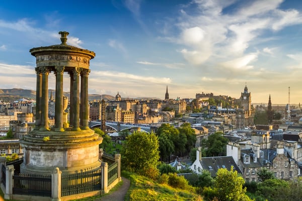Stadtansicht von Edinburgh mit Blick vom Calton Hill über historische Gebäude