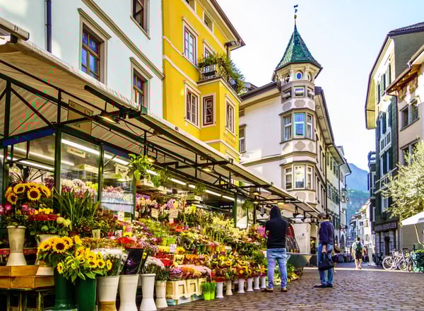 Blick auf die Altstadt von Bozen mit bunten Häusern, Blumenmarkt und historischer Architektur