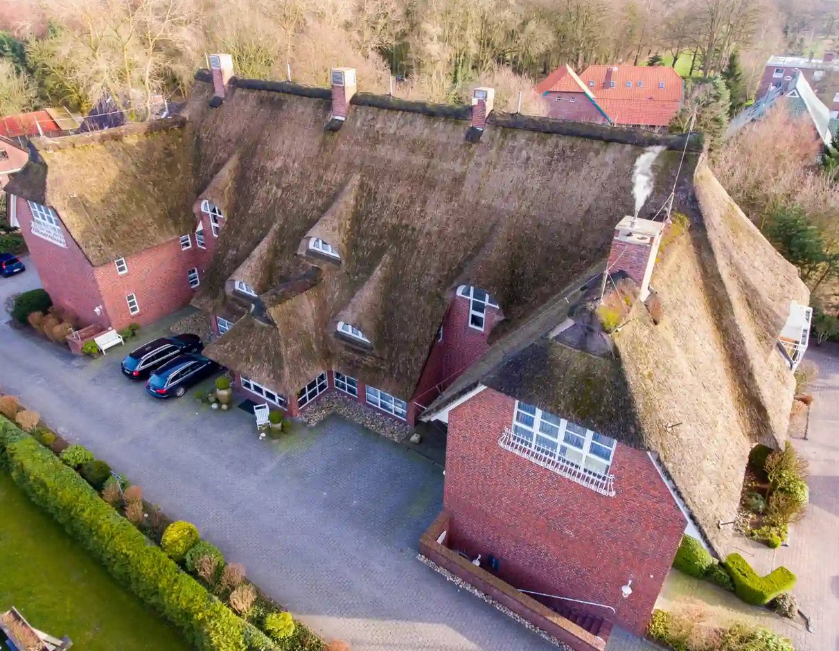Aussenansicht des Hotels mit roter Fassade an der Nordsee.