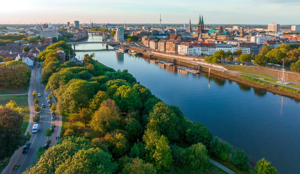 Luftaufnahme der Bremer Altstadt entlang der Weser mit Uferpromenade.