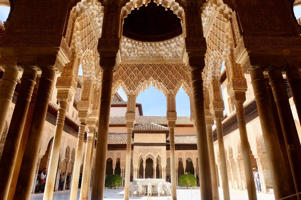 Innenhof der Alhambra in Granada mit verzierten Säulen, Bögen und Brunnen