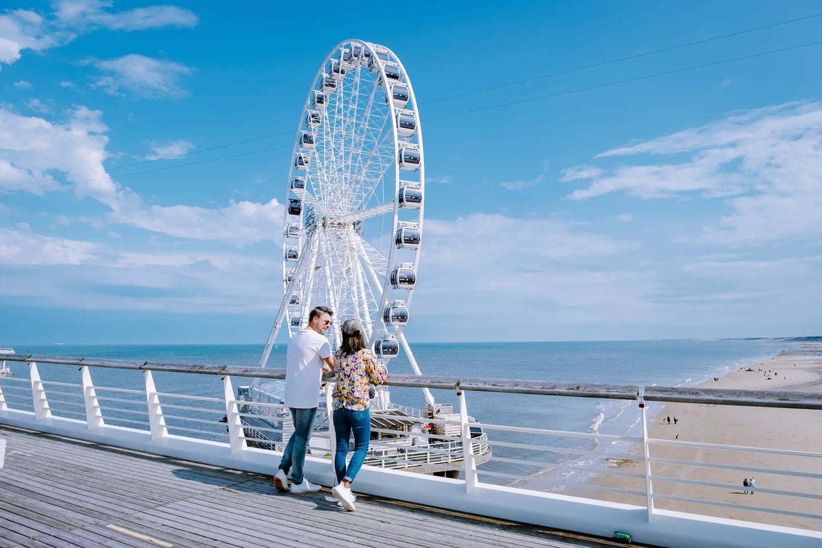 Aussicht vom Pier in Scheveningen mit Riesenrad, Strand und Nordsee.