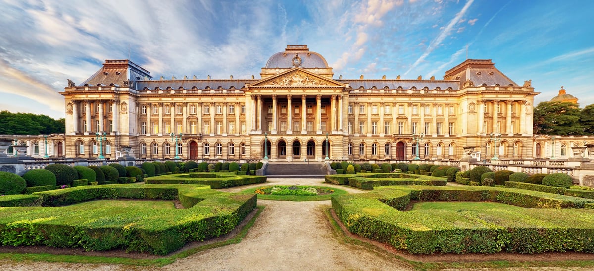 Königlicher Palast in Brüssel mit gepflegter Gartenanlage und imposanter Fassade.