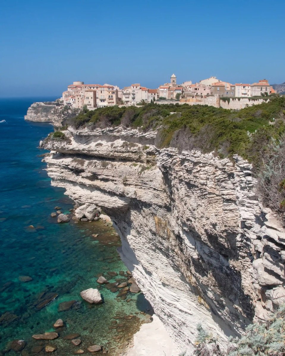Bonifacio auf weissen Kalksteinklippen über dem türkisblauen Mittelmeer
