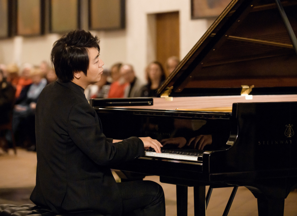 Pianist Lang Lang spielt an einem Konzert auf einem Steinway-Flügel vor Publikum.