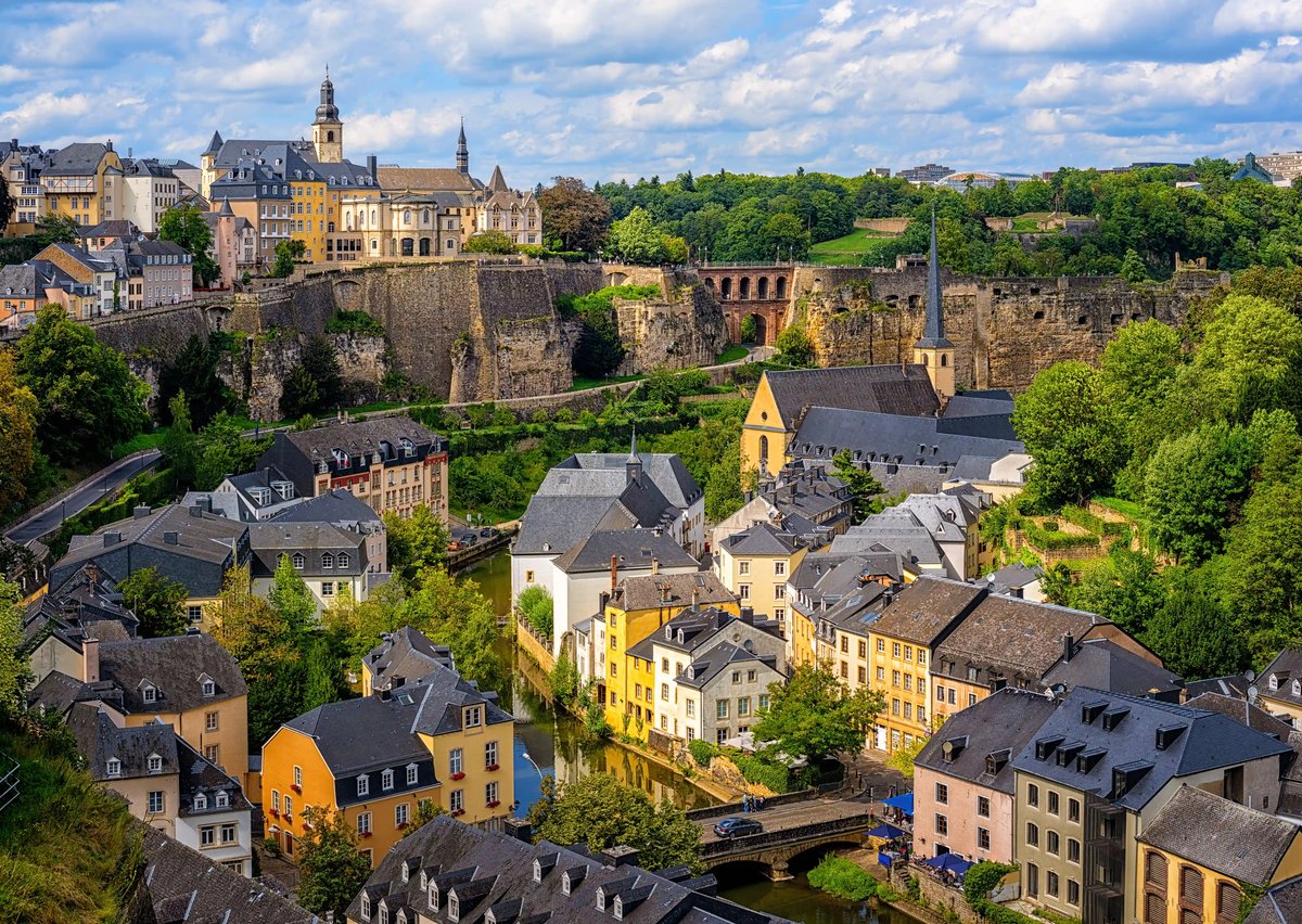 Altstadt von Luxemburg mit Hausern und Gruenanlagen