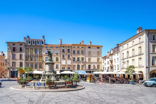 Historischer Platz in Nancy mit Brunnen und Cafes