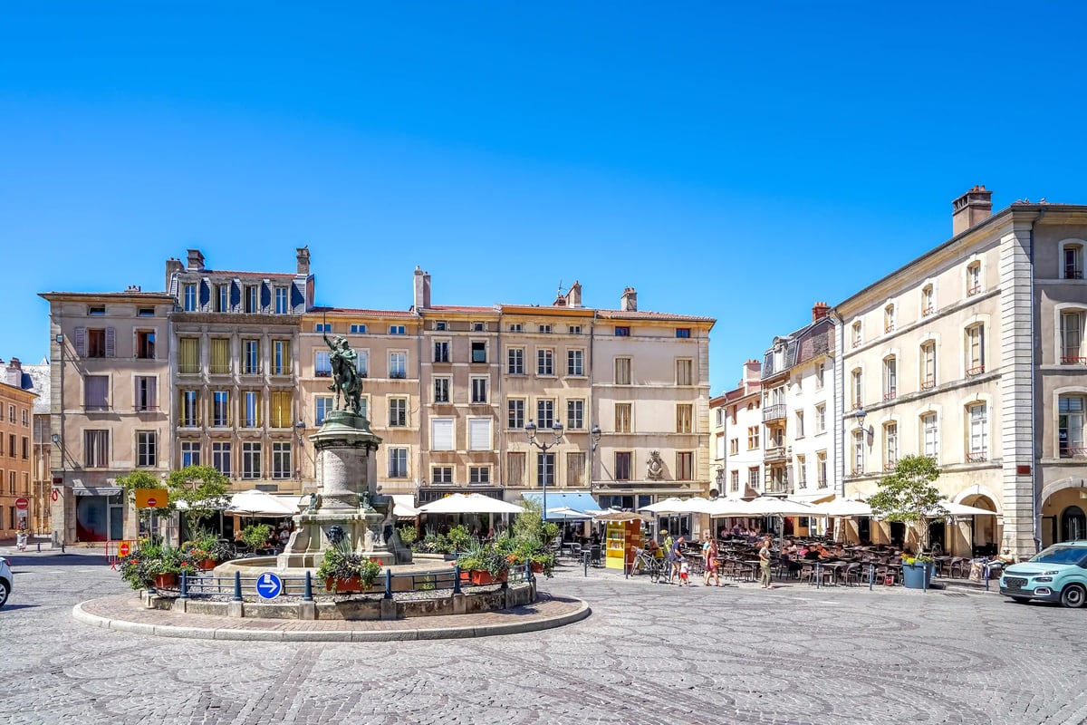 Historischer Platz in Nancy mit Brunnen und Cafes