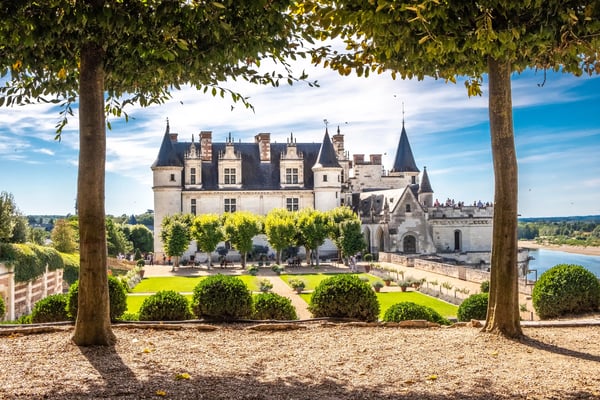 Schloss Amboise mit Gartenanlage, Bäumen und Blick auf die Loire