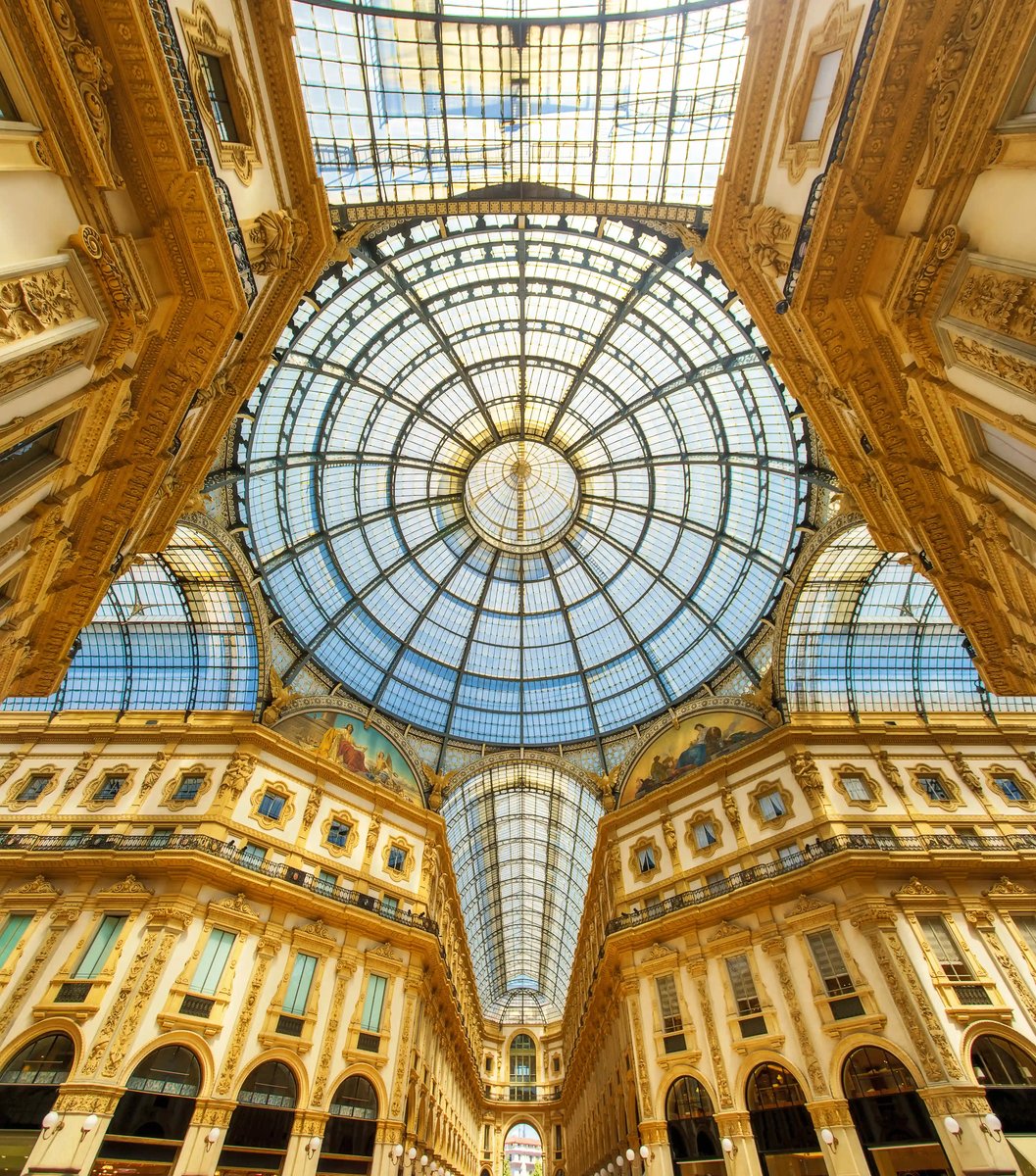 Blick zur imposanten Glaskuppel der Galleria Vittorio Emanuele II in Mailand.