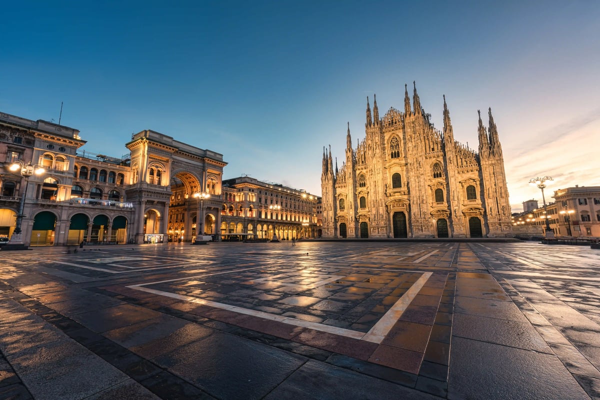 Mailänder Dom und Piazza del Duomo im goldenen Licht der Abenddämmerung.