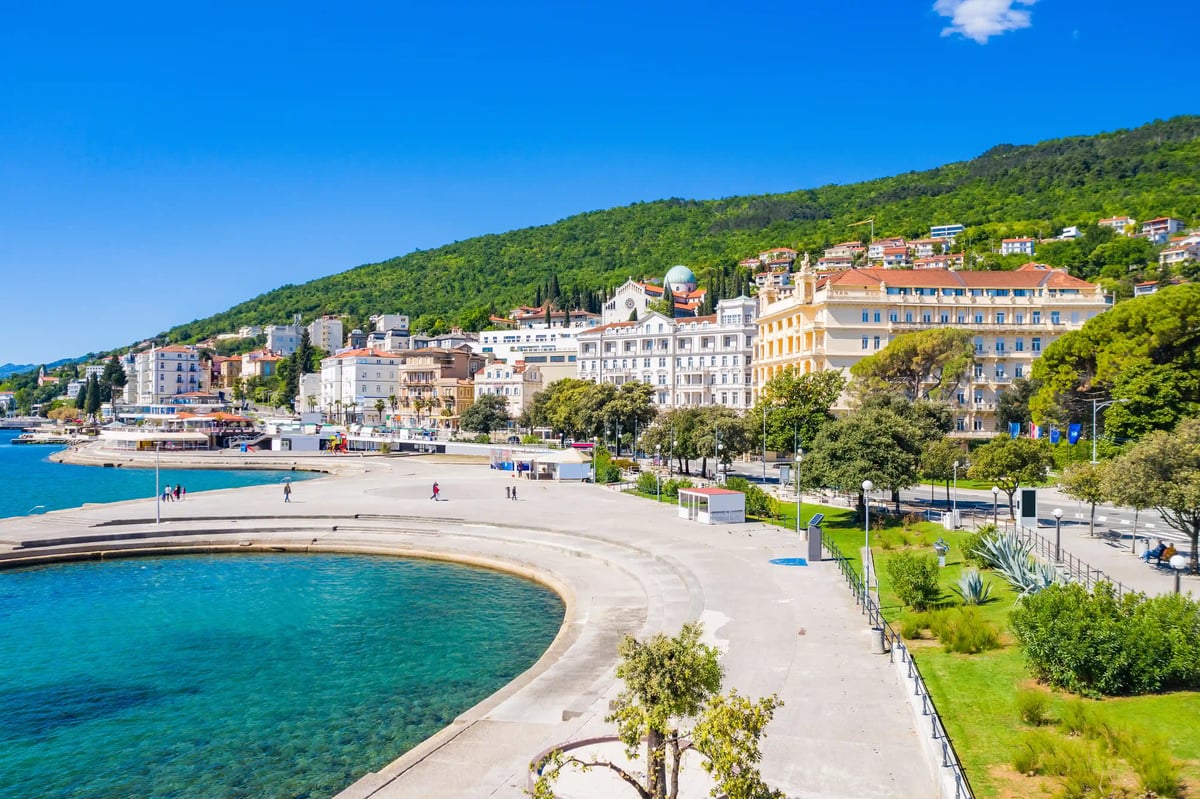 Helle Uferpromenade in Opatija mit historischen Hotels, Grünanlagen und Blick auf das klare Meer