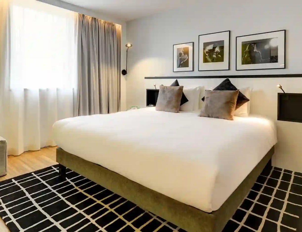 Modernes Doppelzimmer im Novotel Paris Centre Bercy.