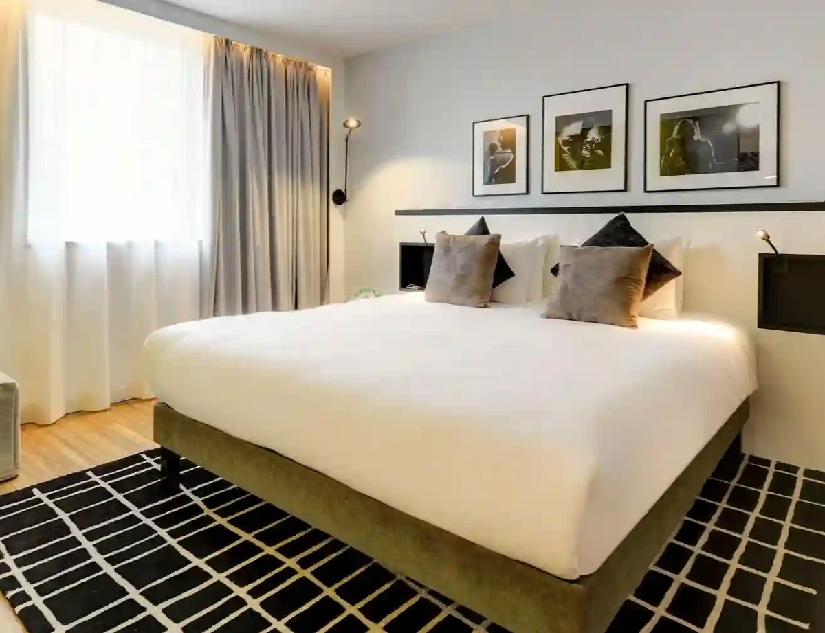 Modernes Doppelzimmer im Novotel Paris Centre Bercy.