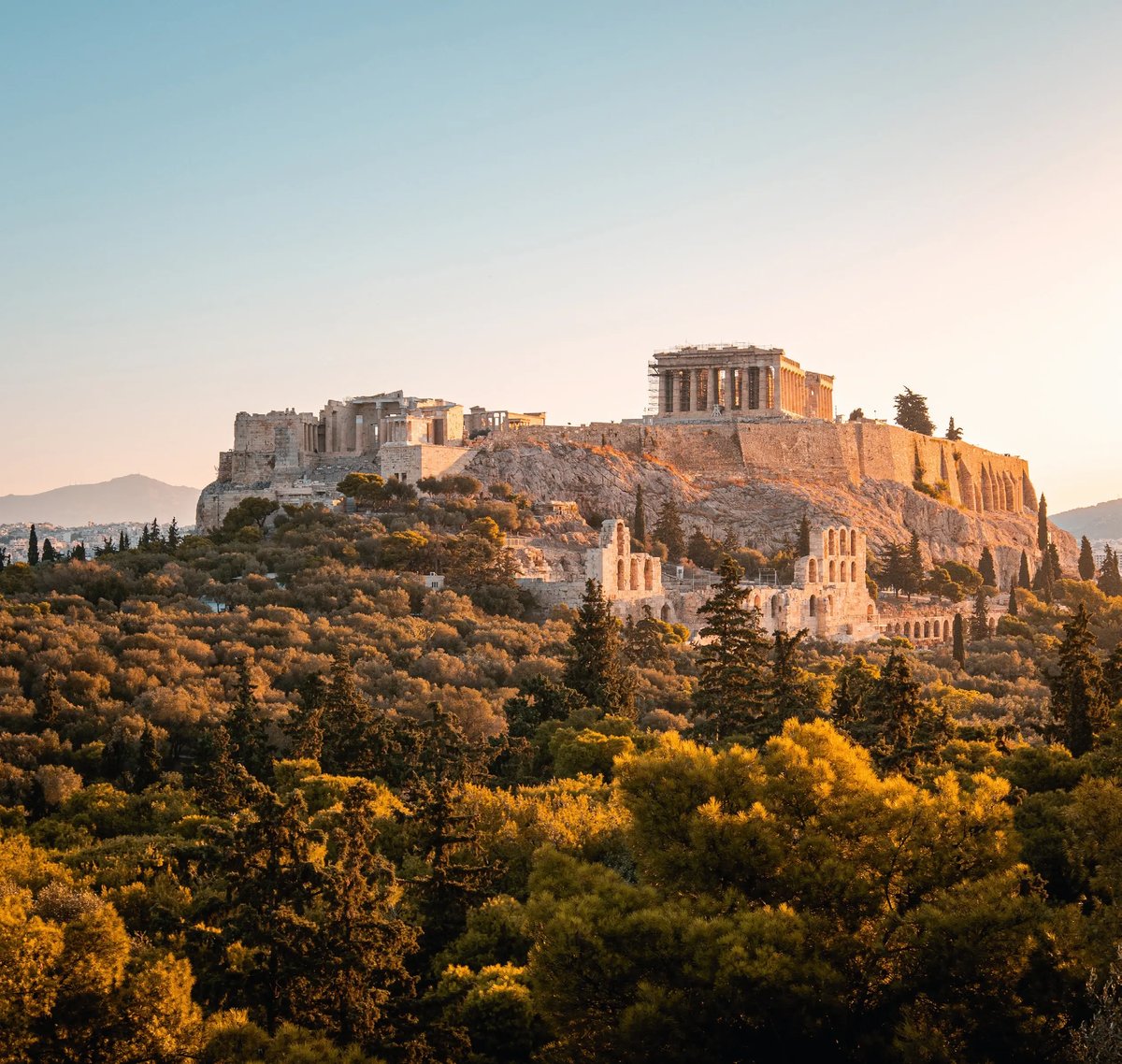 Die Akropolis von Athen mit dem Parthenon in der Abendsonne.