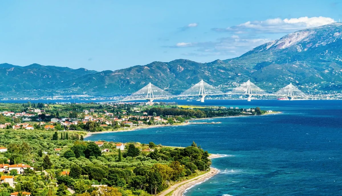 Blick über den Golf von Korinth mit der Rio-Andirrio-Brücke und der griechischen Küste.