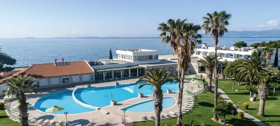 Poolanlage des Corner Kinetta Beach Resort direkt am Meer.