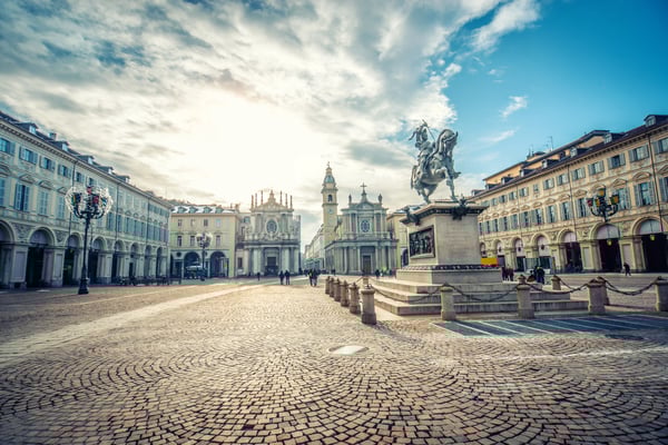 Weitläufiger Platz in Turin mit Reiterdenkmal, Kirche und historischen Arkadengebäuden